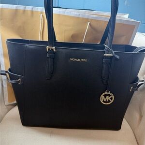 Michael Kors Bags Michael Kors Gilly
Large Drawstring Tote BRAND NEW